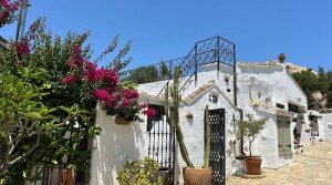 Encantador cortijo auto-suficiente con piscina – estanque en un entorno paradisíaco REF:V-SCA