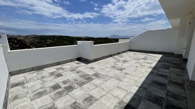 Ático de 3 dormitorios, con piscina comunitaria, plaza de garaje y terrazas con preciosas vistas del estrecho REF:V-TER