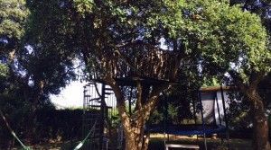 casa-madera-jardin-piscina-cama-elastica