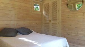 casa-madera-jardin-piscina-habitacion-doble-armario