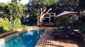casa-madera-jardin-piscina-piscina-tarima