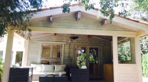 casa-madera-jardin-piscina-porche